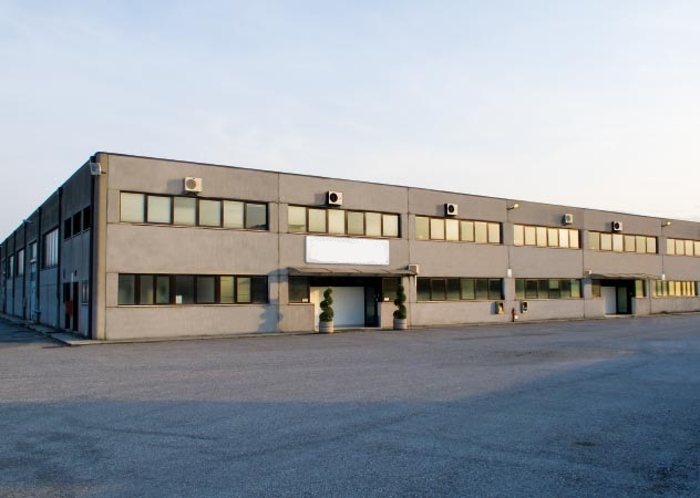 Immagine La soluzione definitiva per aree industriali esterne e per il recupero/ristrutturazione di pavimenti deteriorati in cemento od asfalto. 