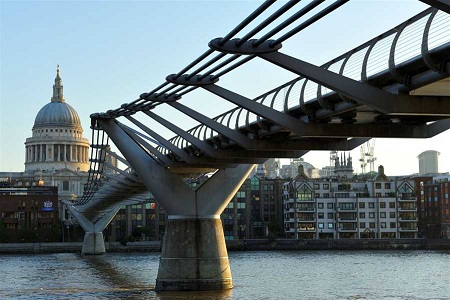 Immagine 5° posto: il Millenium Bridge di Londra. 