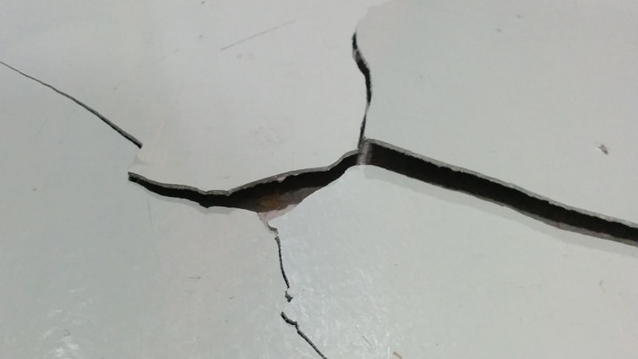 Nel pavimento in resina si sono formate delle crepe. Perché?