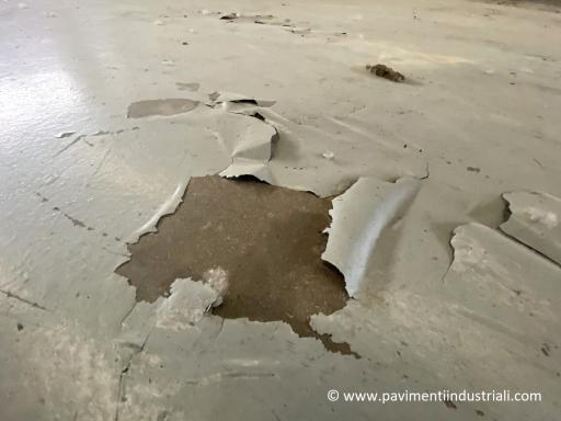 Verniciare il tuo pavimento industriale è la peggior cosa che puoi fare. Ti spiego perché…