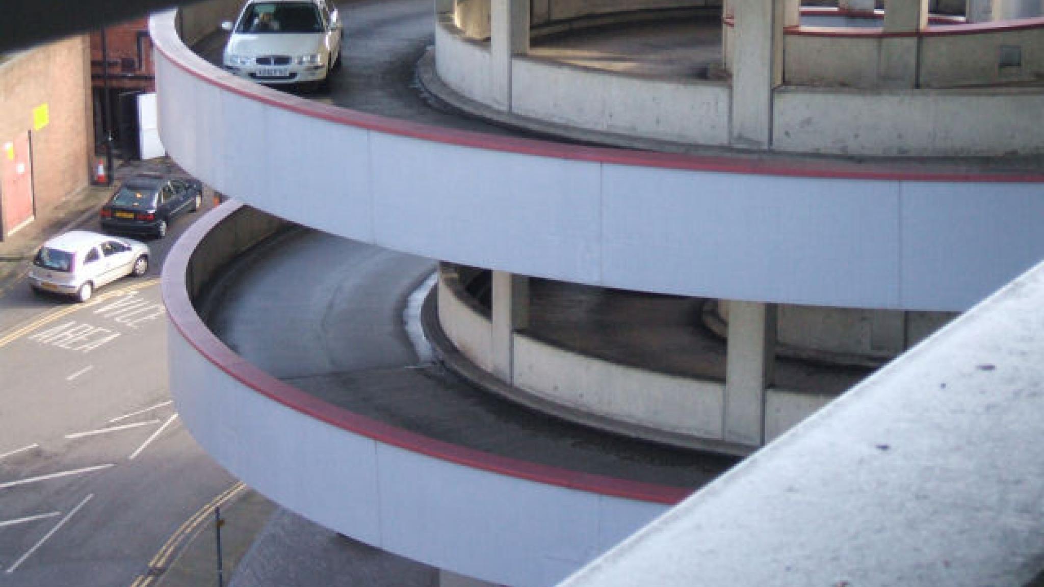 Normativa e requisiti tecnici relativi alle rampe di garage e parcheggi