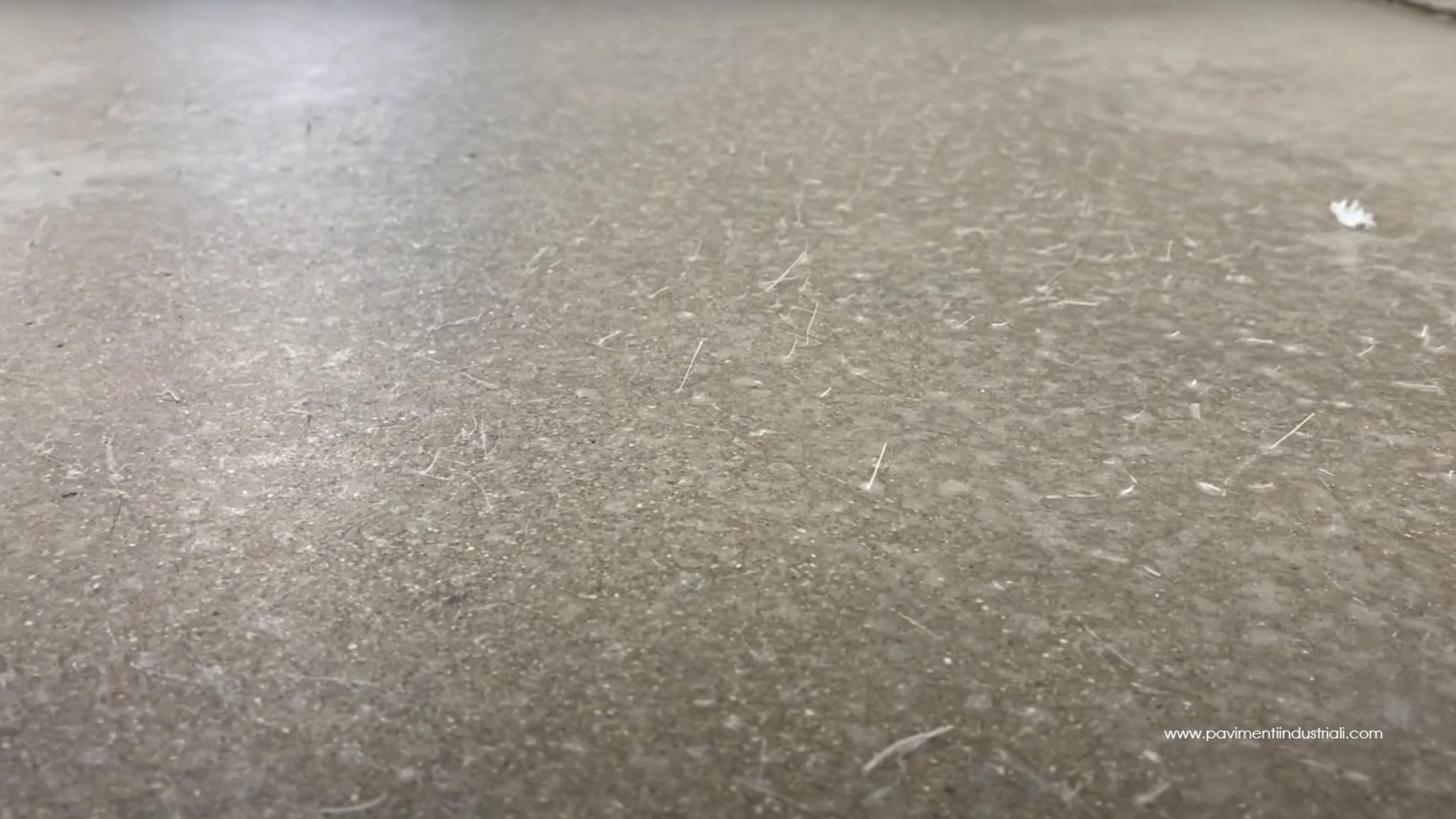 Affioramento di fibre sulle superfici di pavimenti industriali 