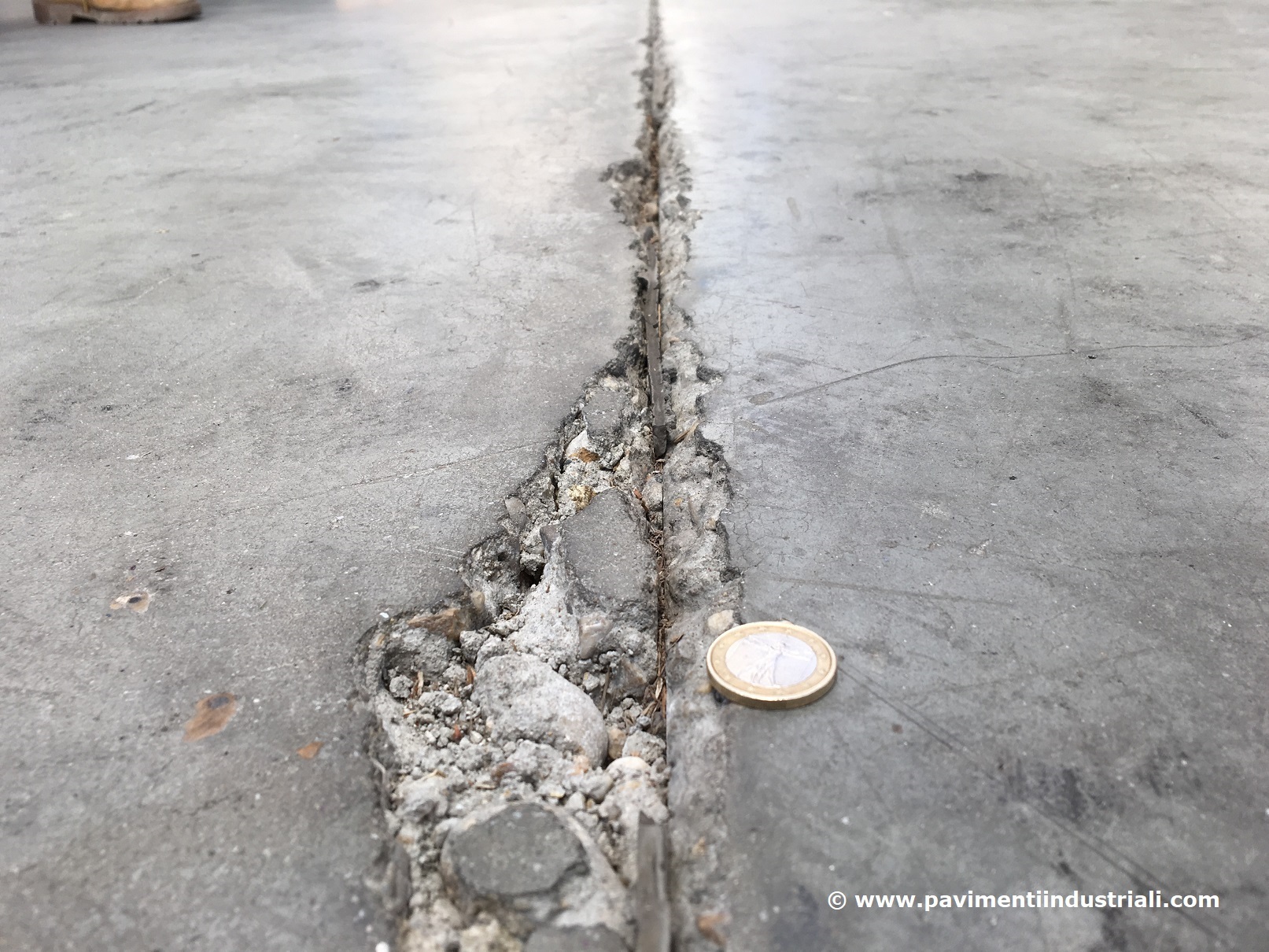 Immagine Nella logistica, la manutenzione straordinaria del pavimento non è solo un costo, ma un grosso problema. 
